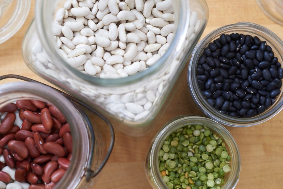 Cuencos de vidrio con legumbres y verduras frescas